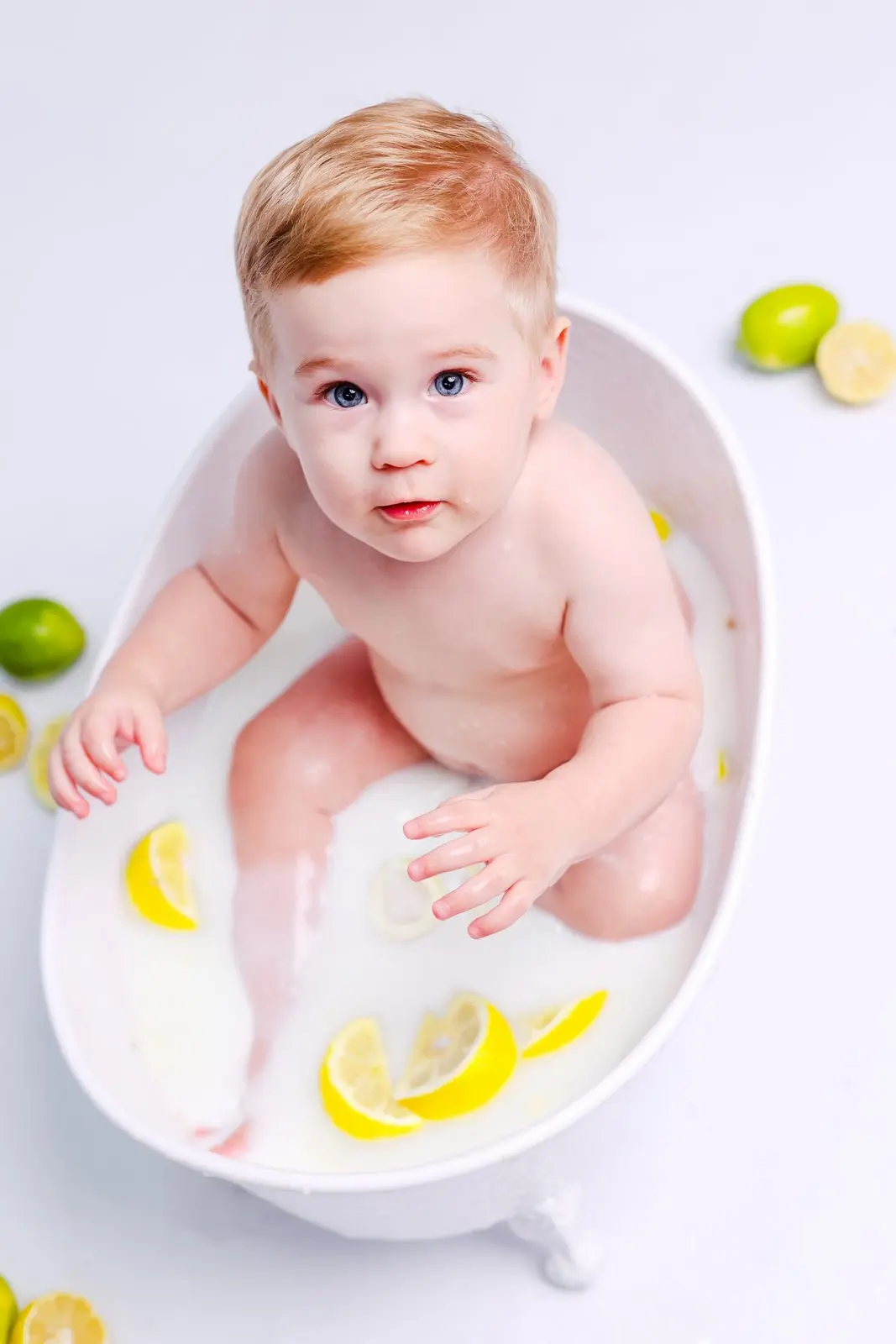 צילומי גיל שנה עם קשת בלונים