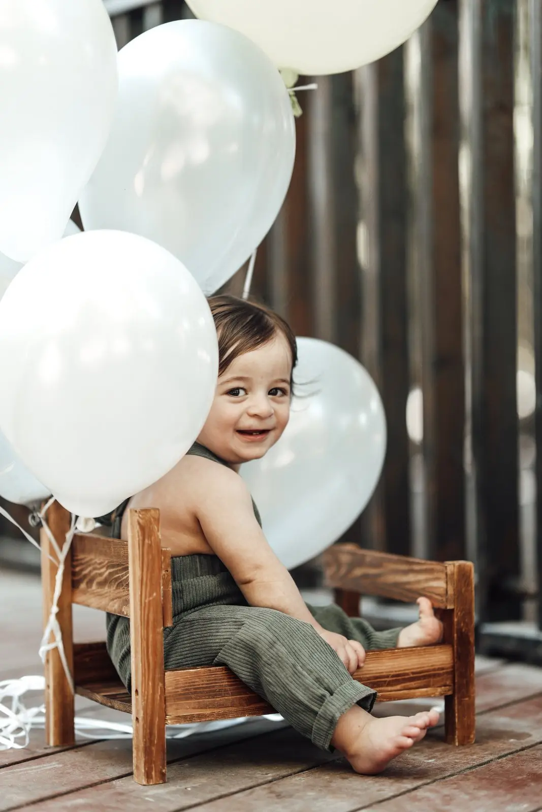 גיל שנה בטבע עם פרפרים באוויר