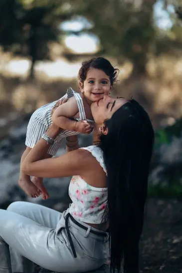 משפחה מטיילת בטבע