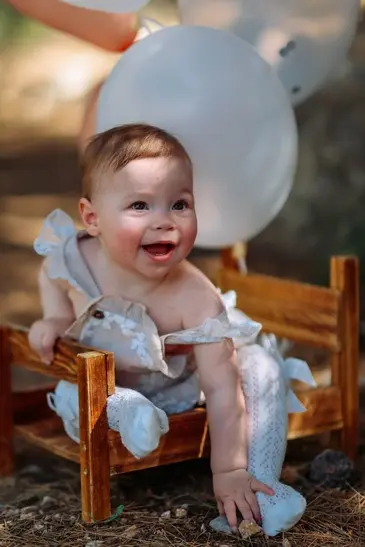 תינוק יושב לבד עם דובי בטבע