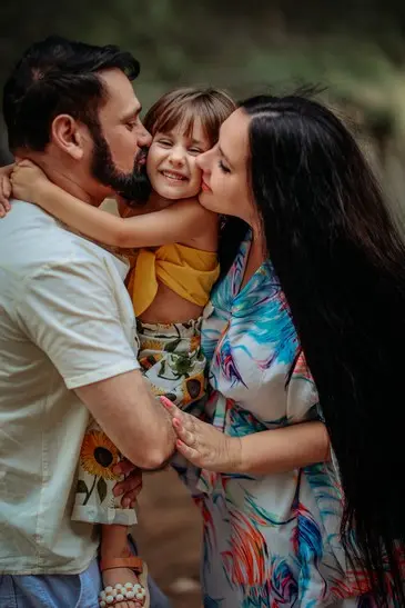 משפחה בשדה פרחים