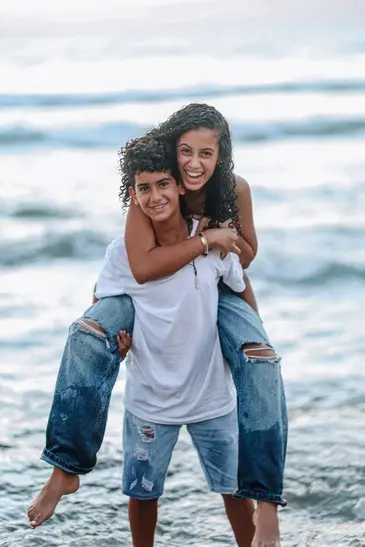 ילדים בטבע עם ההורים