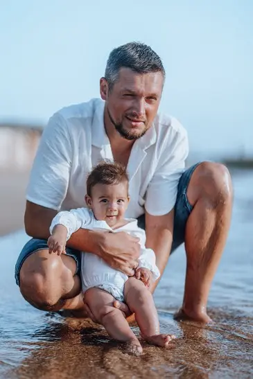 משפחה על רקע טבע