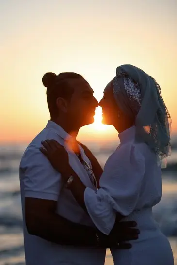 תמונה מחובקת בטבע