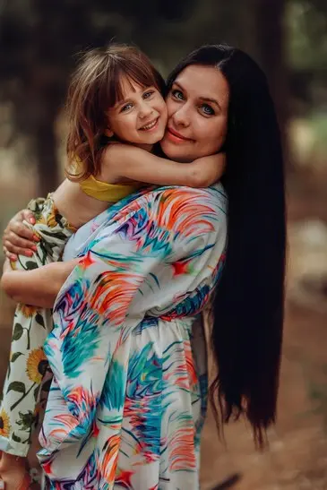 משפחה בטבע עם חיוך