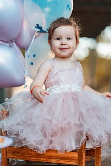 גיל שנה בטבע מוקף בפרחי בר