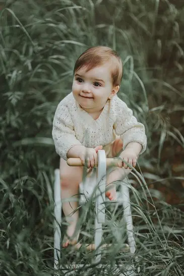הילד עומד לבד בין העצים