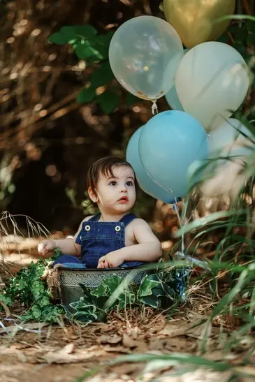 גיל שנה בטבע עם תפאורת בלונים