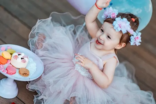 צילומי גיל שנה בטבע בין עצים ופרחים