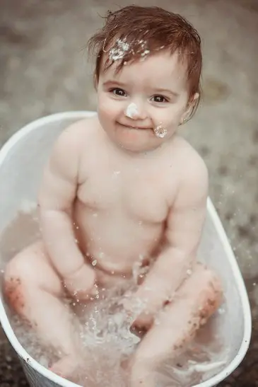 גיל שנה בטבע עם רקע של שמיים פתוחים