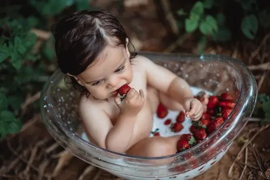 גיל שנה בטבע עם שמלה מתנפנפת ברוח