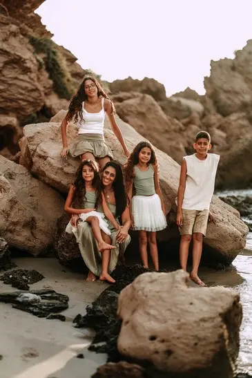 משפחה בין עצים