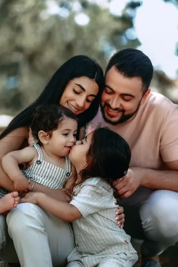 חיבוק משפחתי בשקיעה