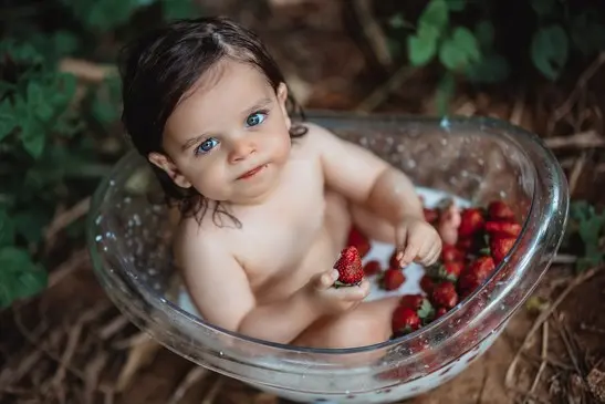 תמונות גיל שנה בטבע עם פרפרים מסביב